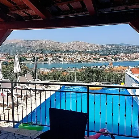 Balan S Vanjskim Bazenom * Traù