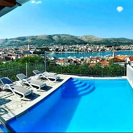 Balan S Vanjskim Bazenom * Traù