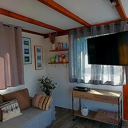 Balan S Vanjskim Bazenom * تروغير