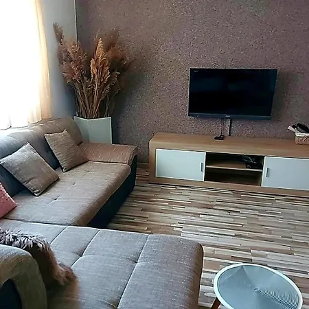 Balan S Vanjskim Bazenom Apartman