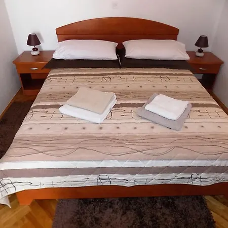 Balan S Vanjskim Bazenom * تروغير