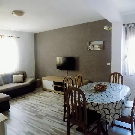 Balan S Vanjskim Bazenom