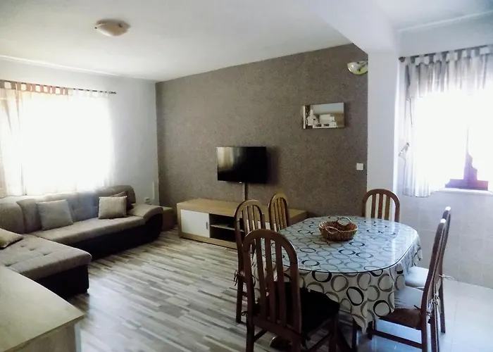 Balan S Vanjskim Bazenom