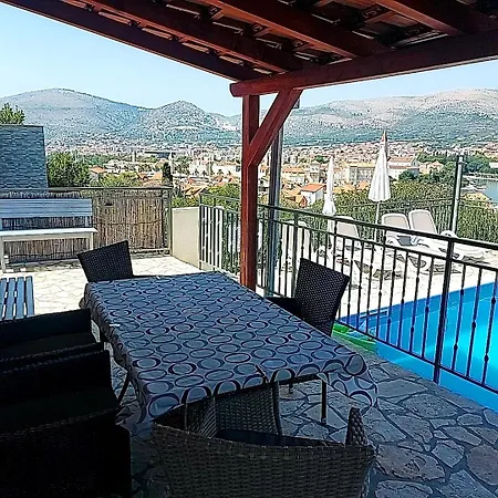 Apartmani Balan S Vanjskim Bazenom Trogir