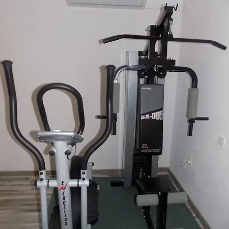 Balan S Vanjskim Bazenom Τρογκίρ