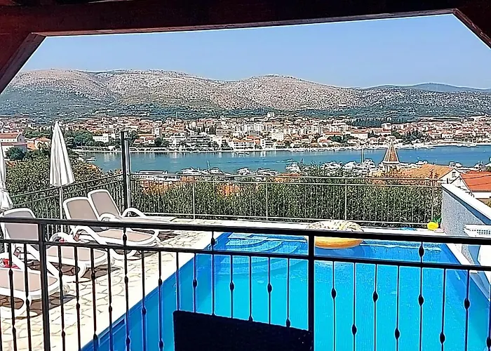 Balan S Vanjskim Bazenom * Trogir