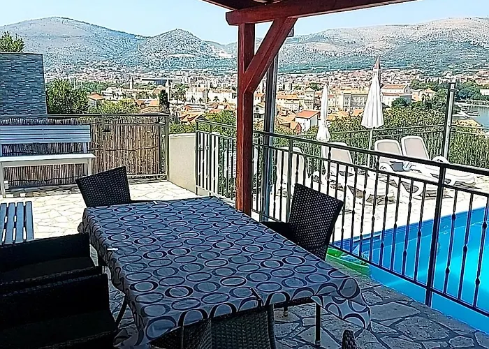 Balan S Vanjskim Bazenom Trogir